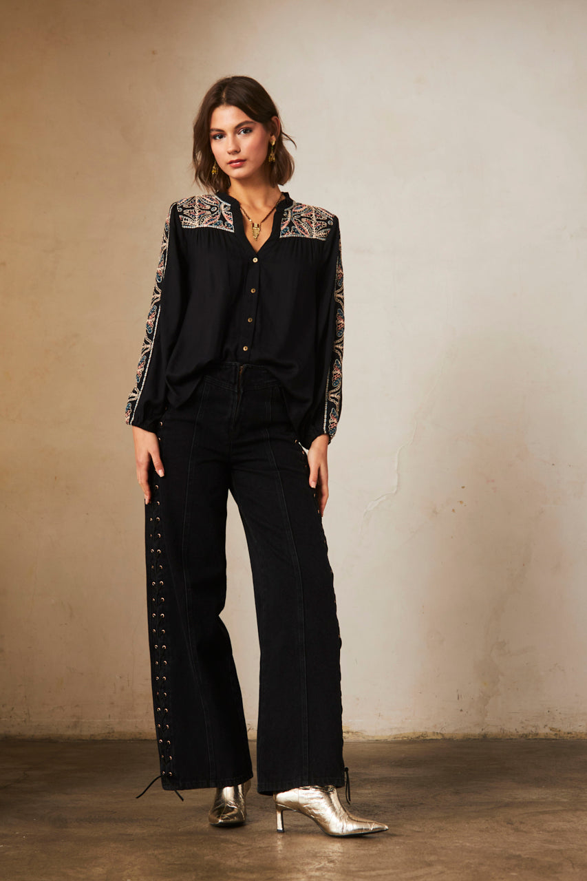 Long-sleeved blouse with embroidery - black
