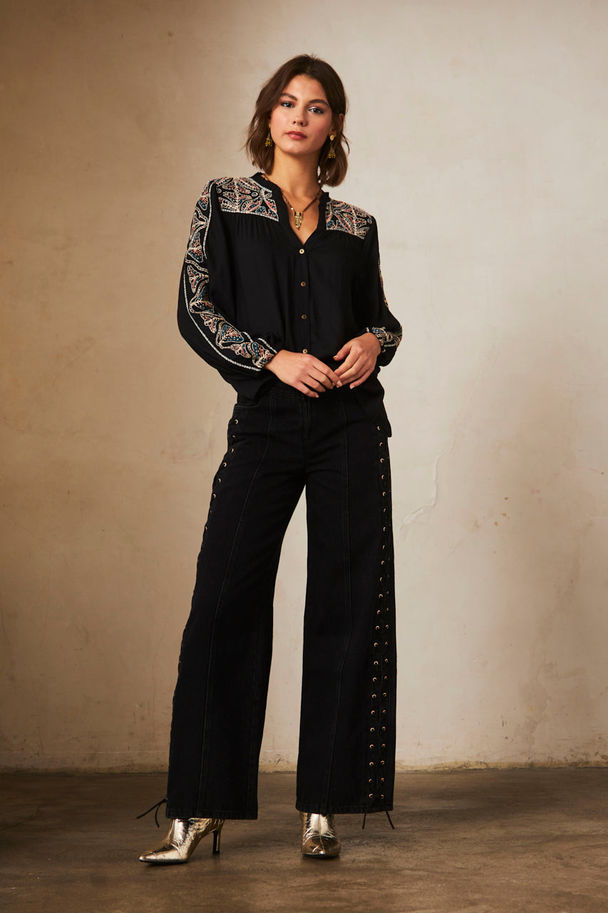 Long-sleeved blouse with embroidery - black