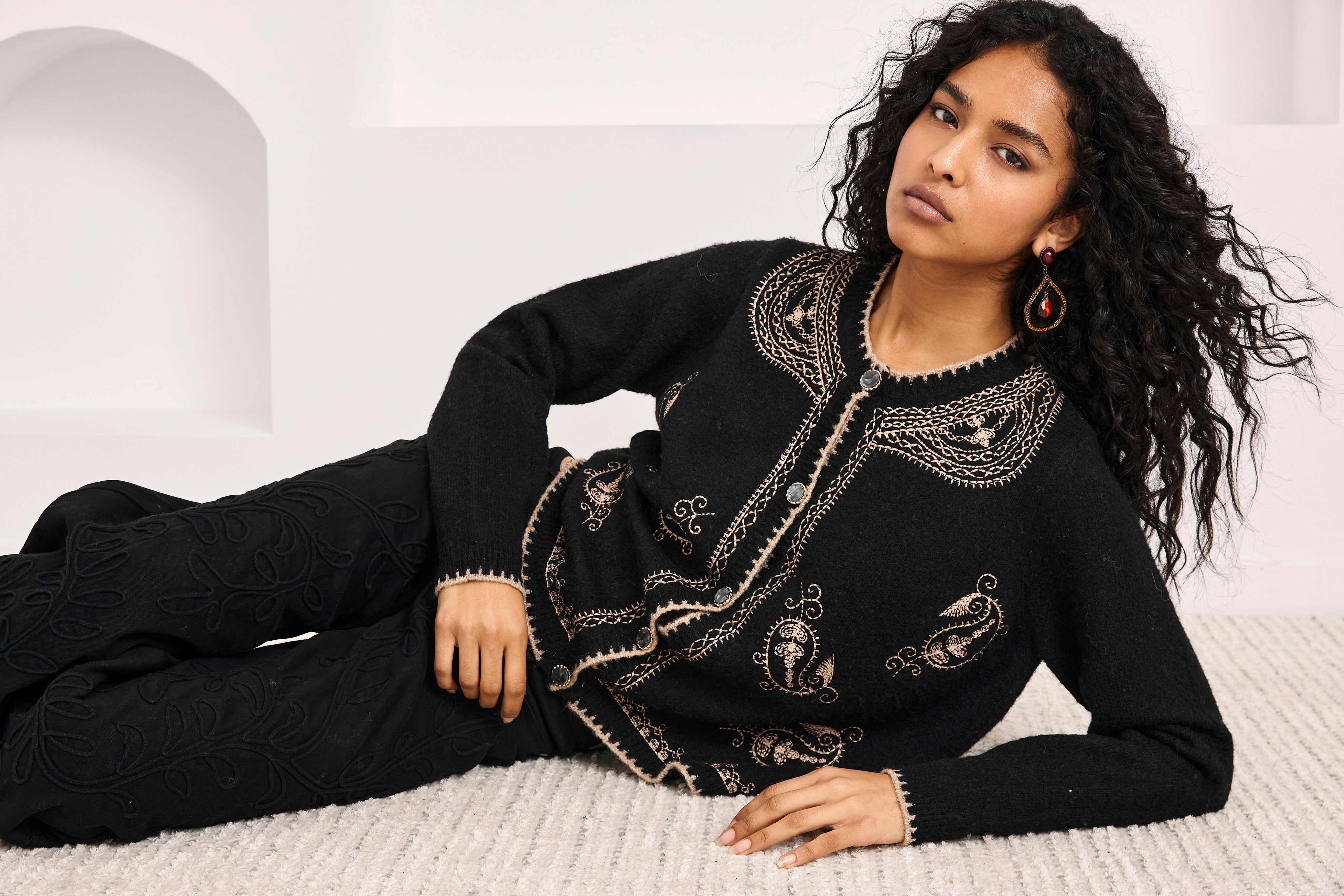 CÁRDIGAN DE LANA CON BORDADOS PAISLEY - NEGRO