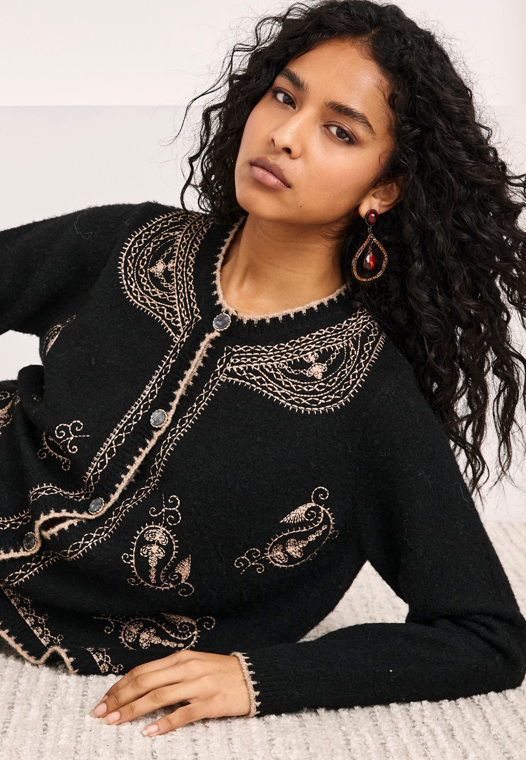 CÁRDIGAN DE LANA CON BORDADOS PAISLEY - NEGRO