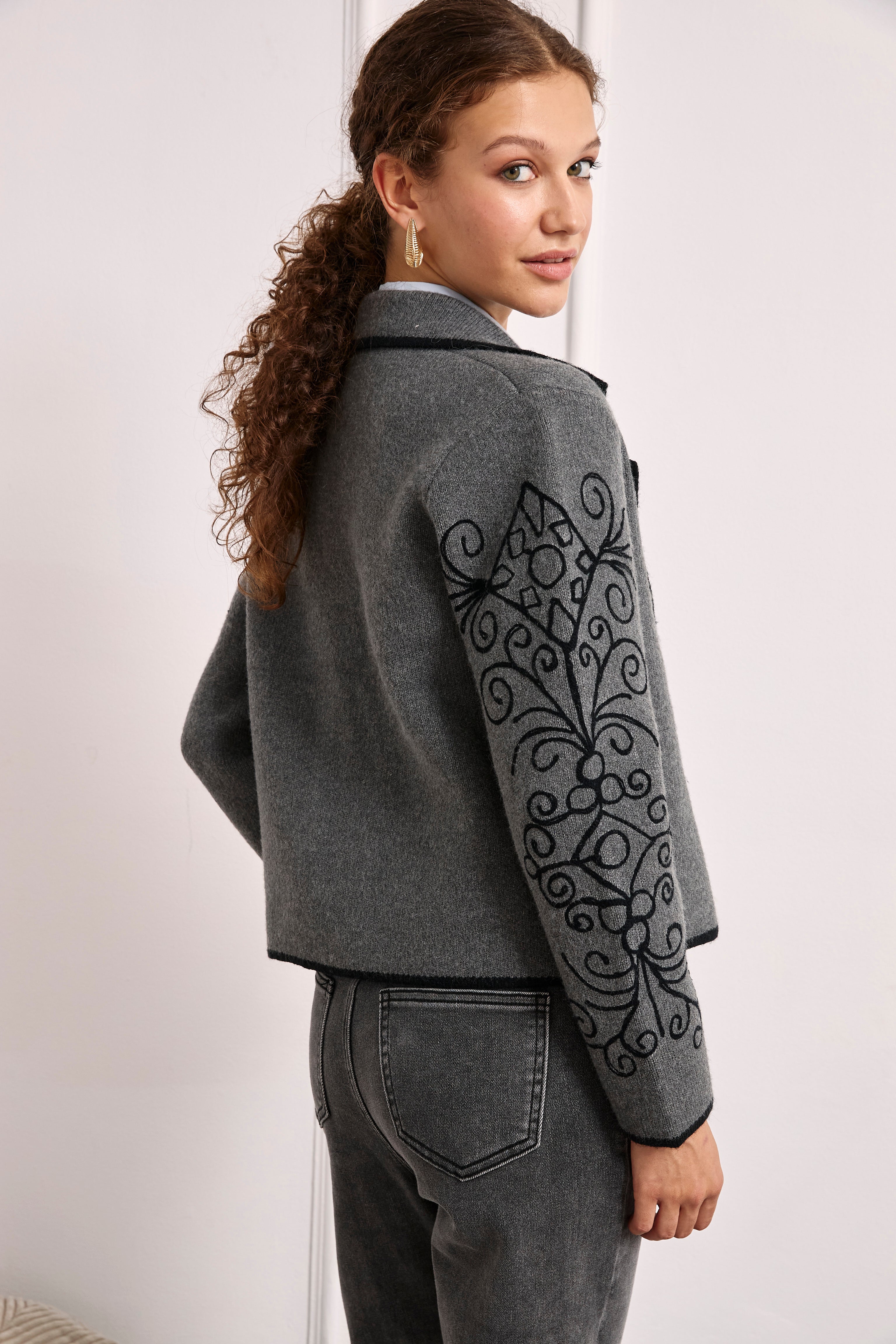 CHAQUETA CORTA BORDADO CONTRASTE - GRIS