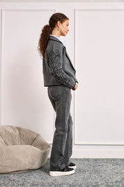 CHAQUETA CORTA BORDADO CONTRASTE - GRIS