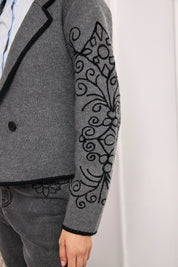 CHAQUETA CORTA BORDADO CONTRASTE - GRIS