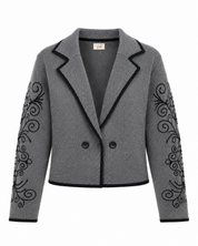 CHAQUETA CORTA BORDADO CONTRASTE - GRIS