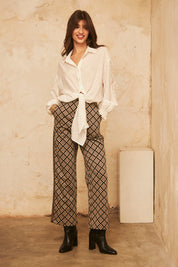 Loose, long-sleeved shirt with bow - white