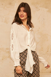 Loose, long-sleeved shirt with bow - white