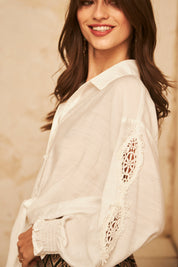 Loose, long-sleeved shirt with bow - white