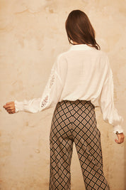 Loose, long-sleeved shirt with bow - white
