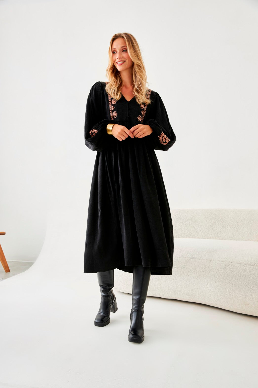 VESTIDO BORDADOS FLORALES - BLACK