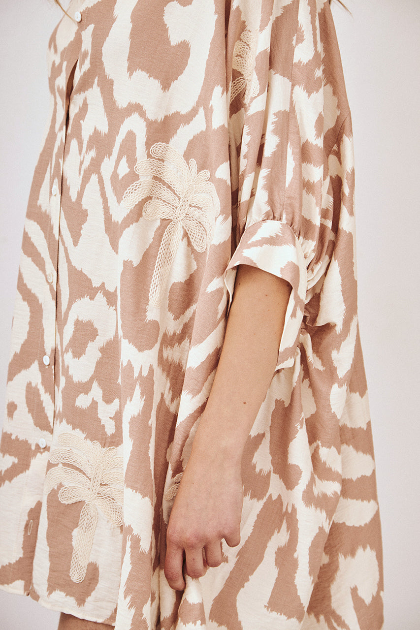 VESTIDO CAMISERO CORTO  BORDADO PALMERA - CAMEL