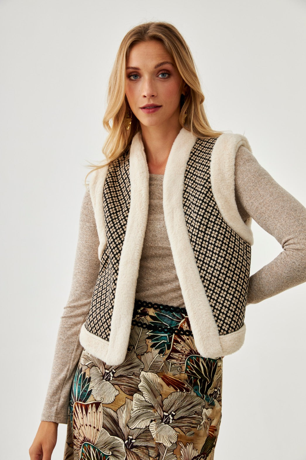 CHALECO JACQUARD PUNTO CON BORREGUITO - BLACK