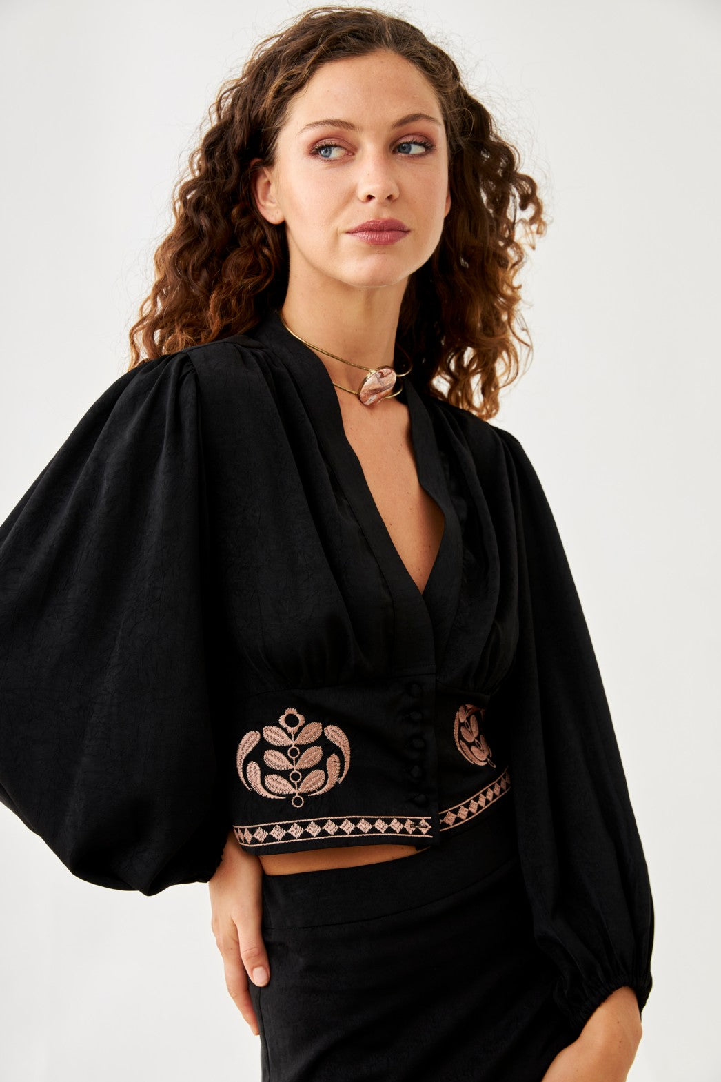 BLUSA BORDADOS CINTURA - BLACK