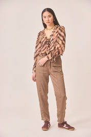 BLUSA VOLANTE ANIMAL PRINT - CAMEL