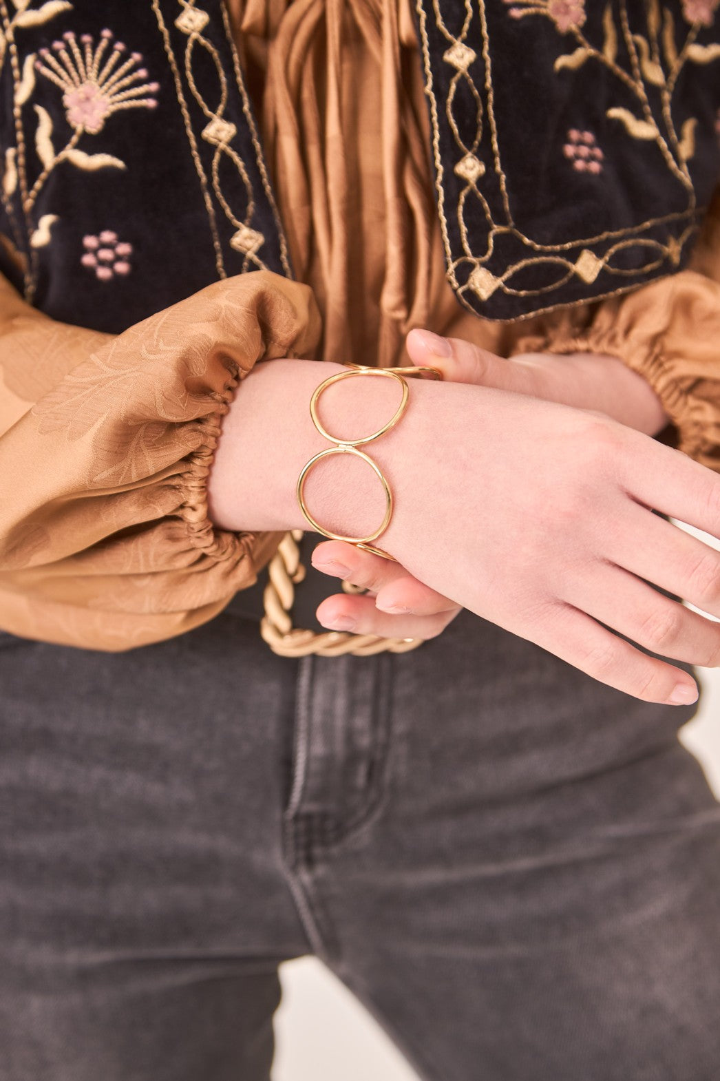 BRAZALETE RÍGIDO CÍRCULOS - GOLDEN