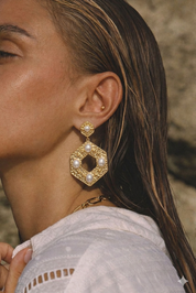 PENDIENTES HEXÁGONOS PERLAS FANTASÍA - DORADO