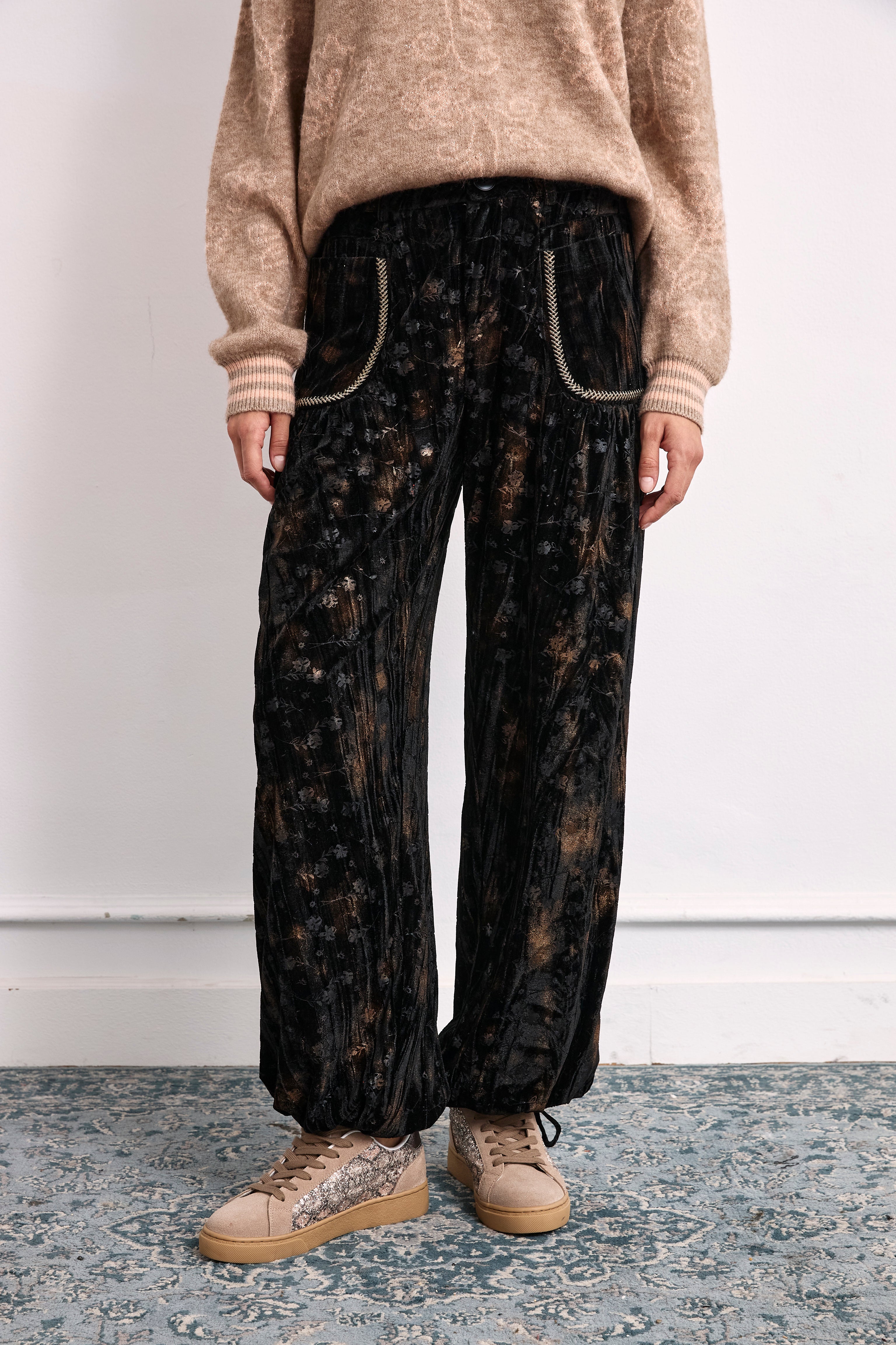 PRINTED VELVET JOGGER PANTS - BLACK