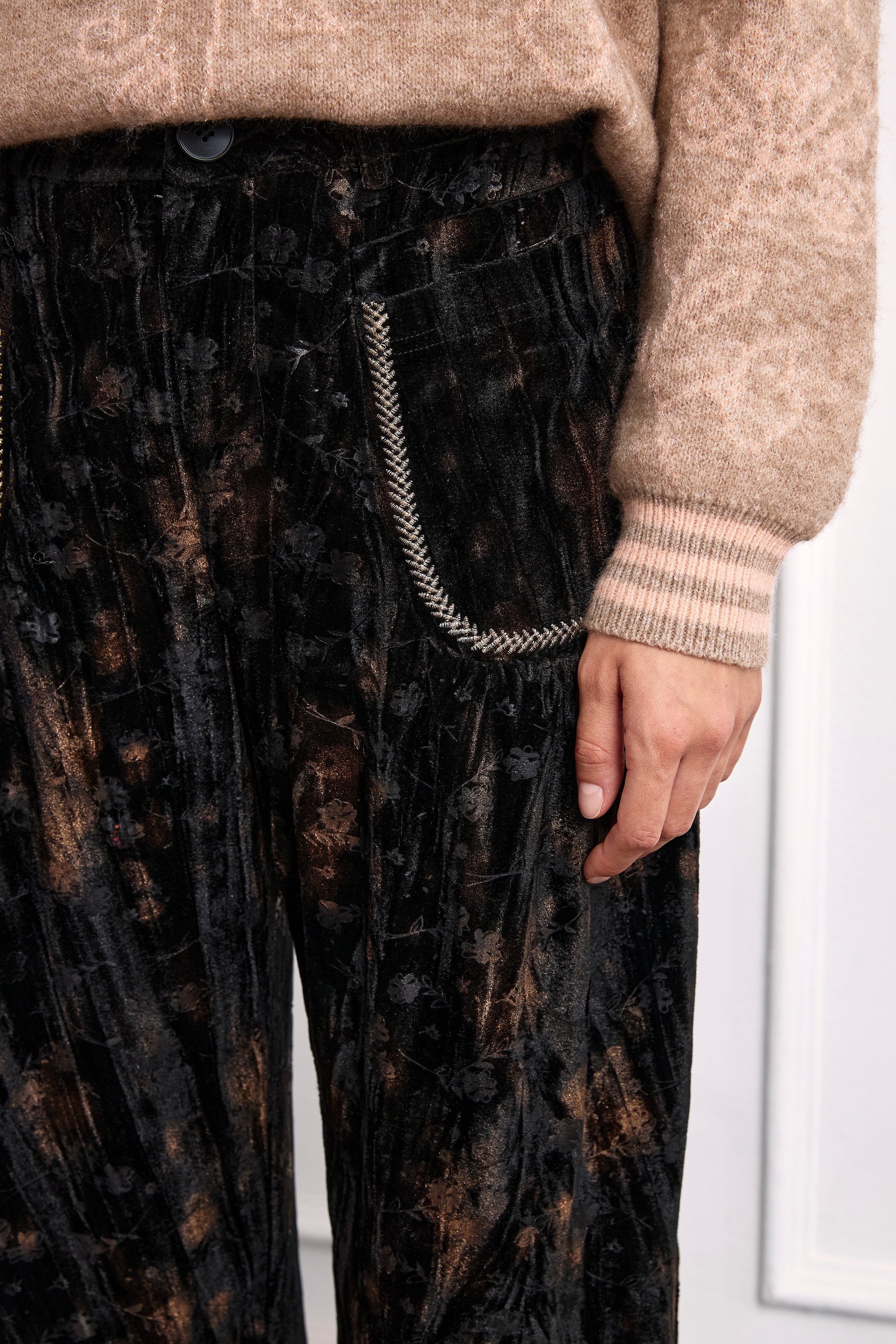 PRINTED VELVET JOGGER PANTS - BLACK