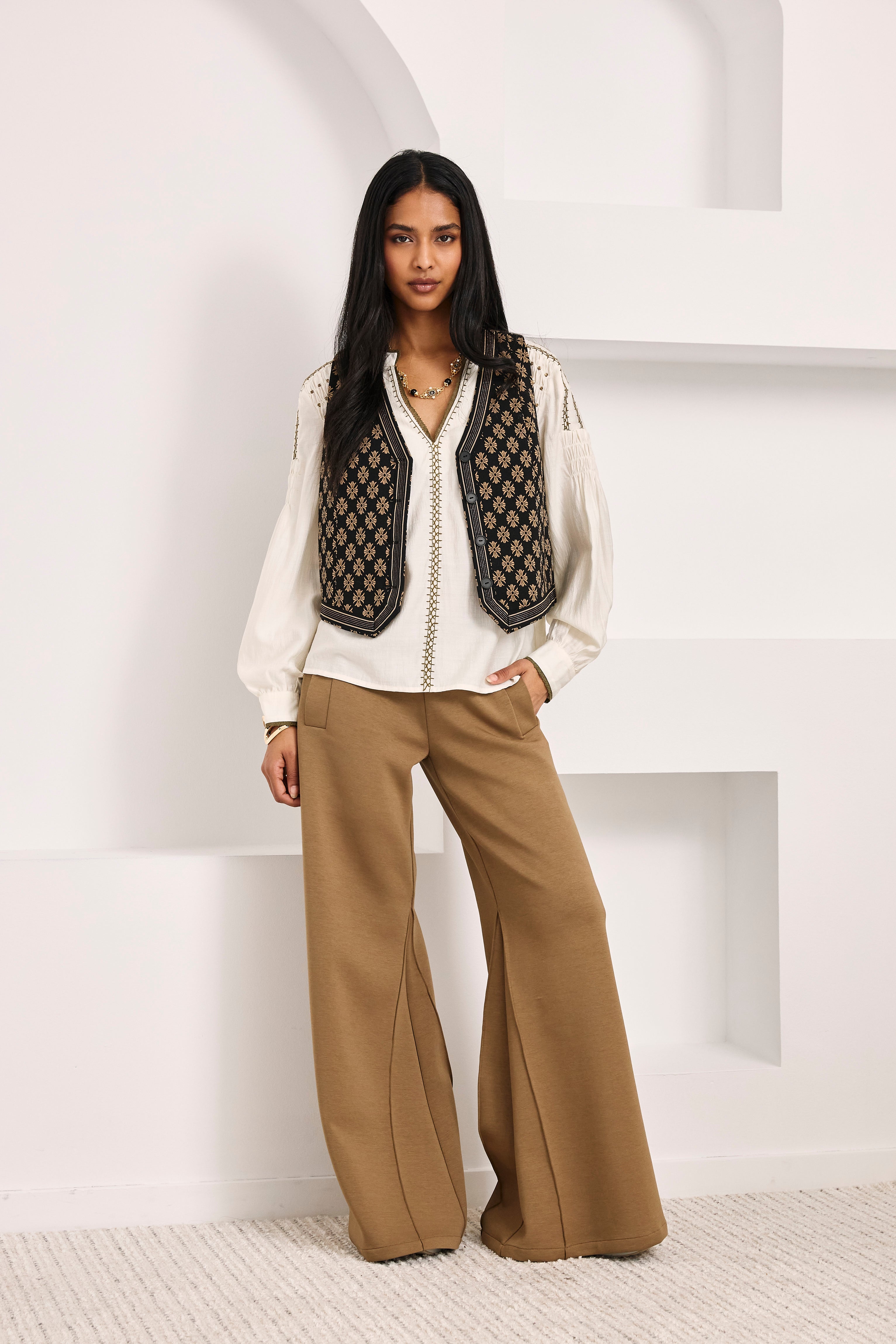 FLARED KNIT TROUSERS WITH POCKETS - CAMEL