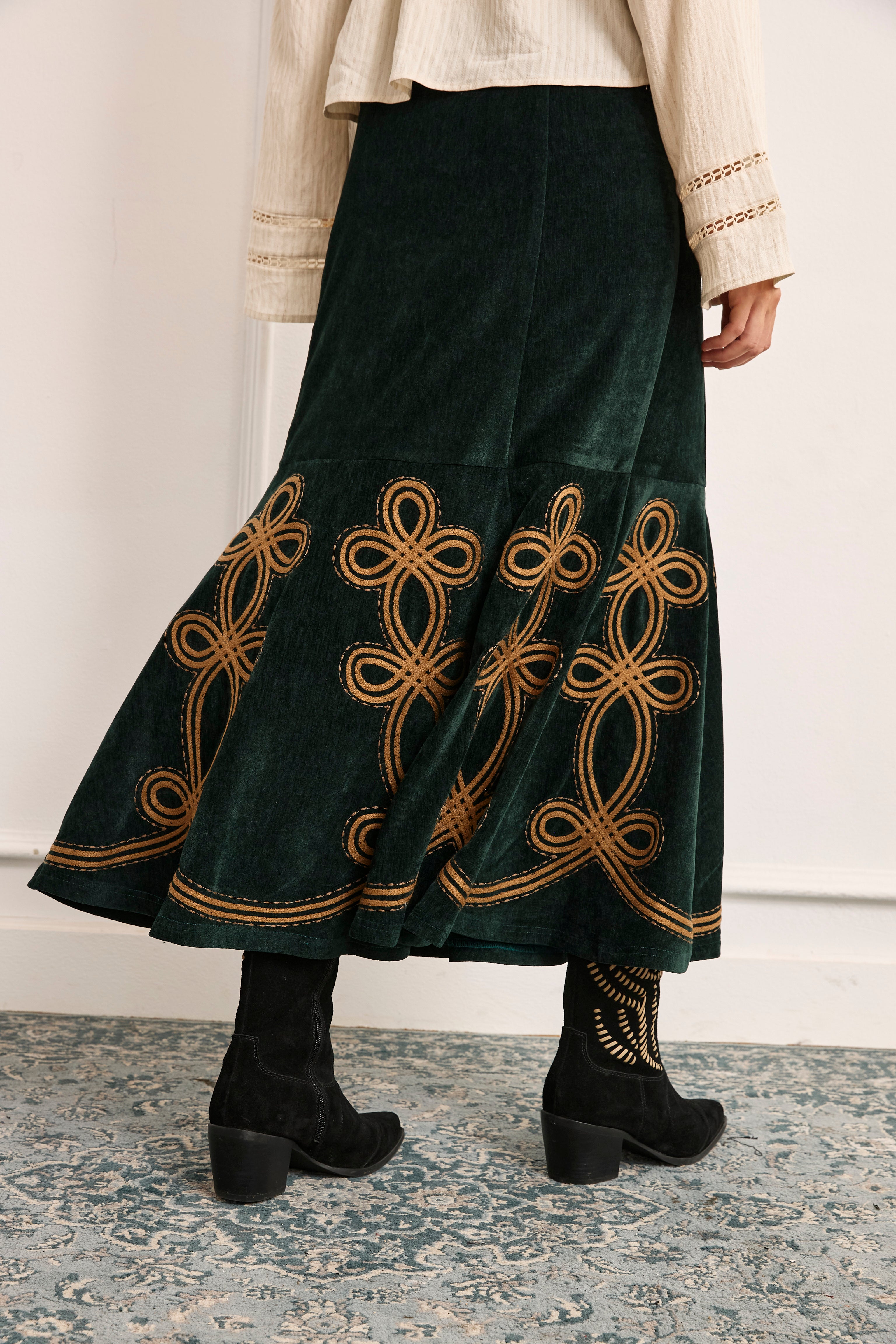 CONTRAST EMBROIDERED VELVET SKIRT - GREEN
