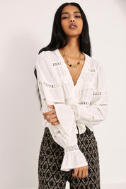 BLUSA VOLANTES Y CALADOS PASAMANERÍA - BLANCO