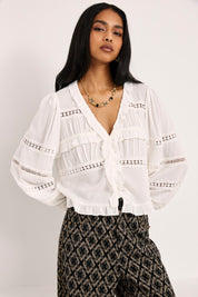 BLUSA VOLANTES Y CALADOS PASAMANERÍA - BLANCO