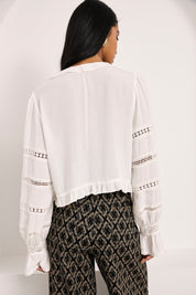 BLUSA VOLANTES Y CALADOS PASAMANERÍA - BLANCO