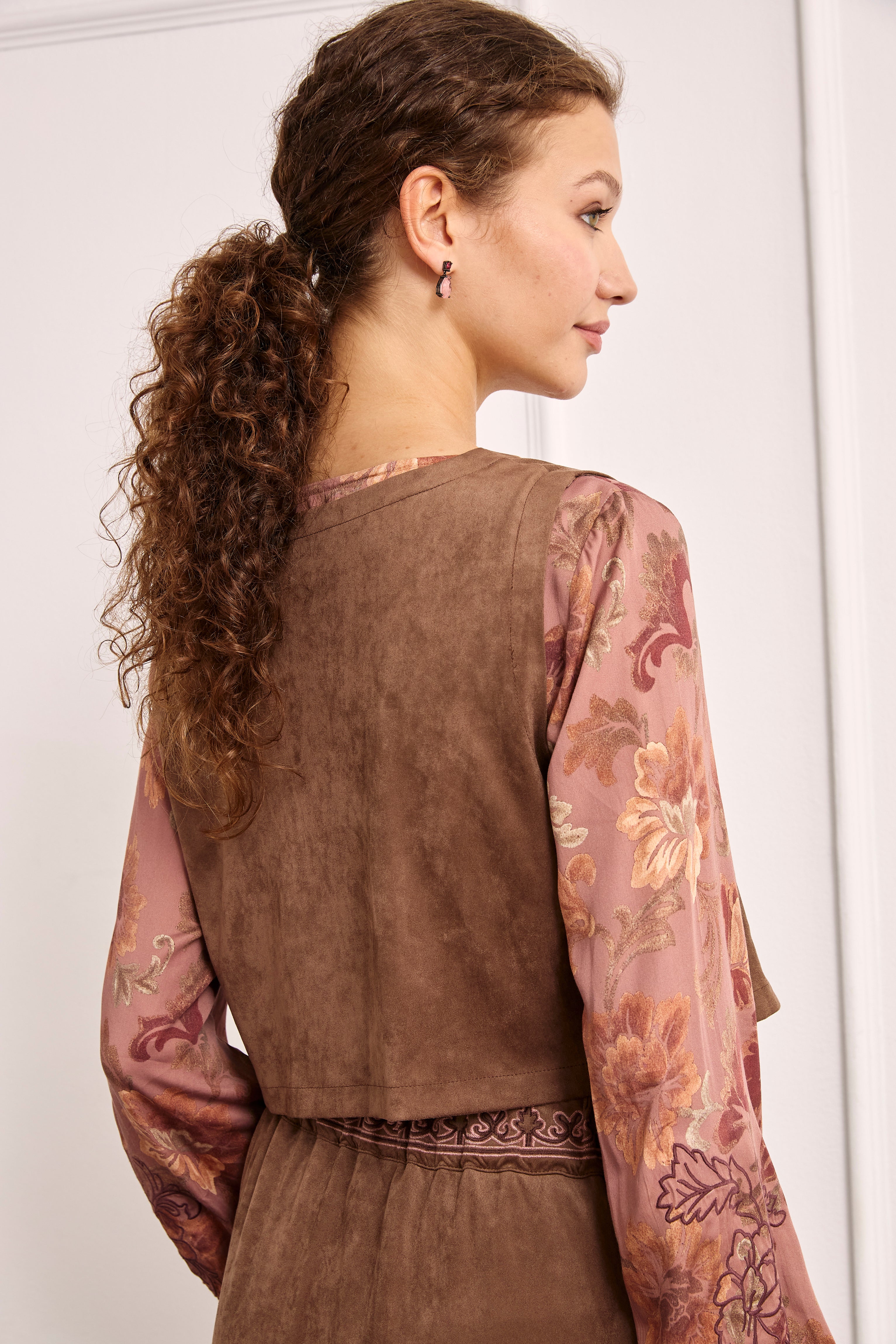 EMBROIDERED AND STUDDED SUEDE VEST - CHOCOLATE