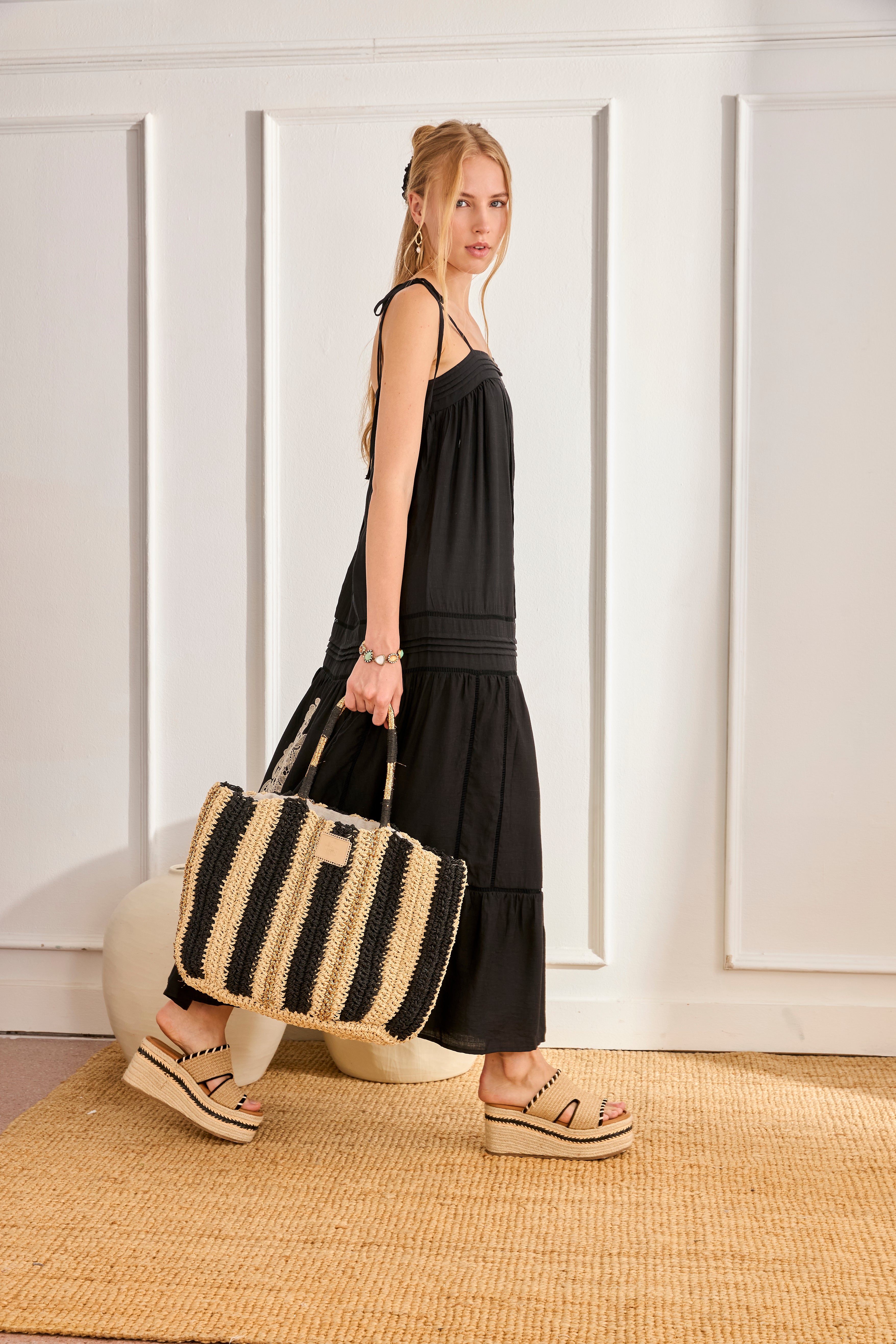 VESTIDO PLISADOS Y CALADOS - NEGRO