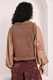 CHALECO ANTELINA Y BORREGUITO CON BORDADOS - TAUPE