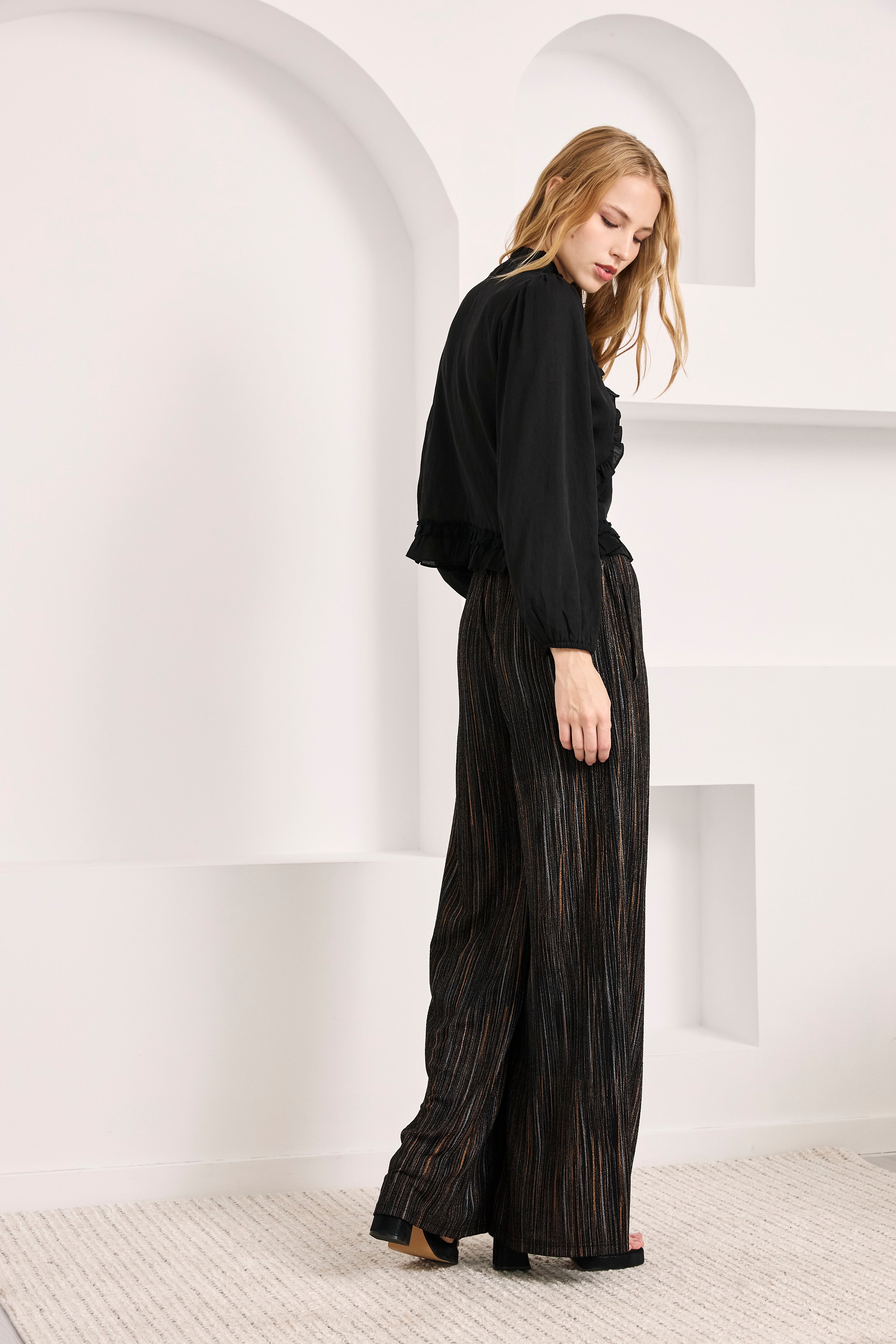 BLUSA VOLANTES Y PASAMANERÍA - NEGRO