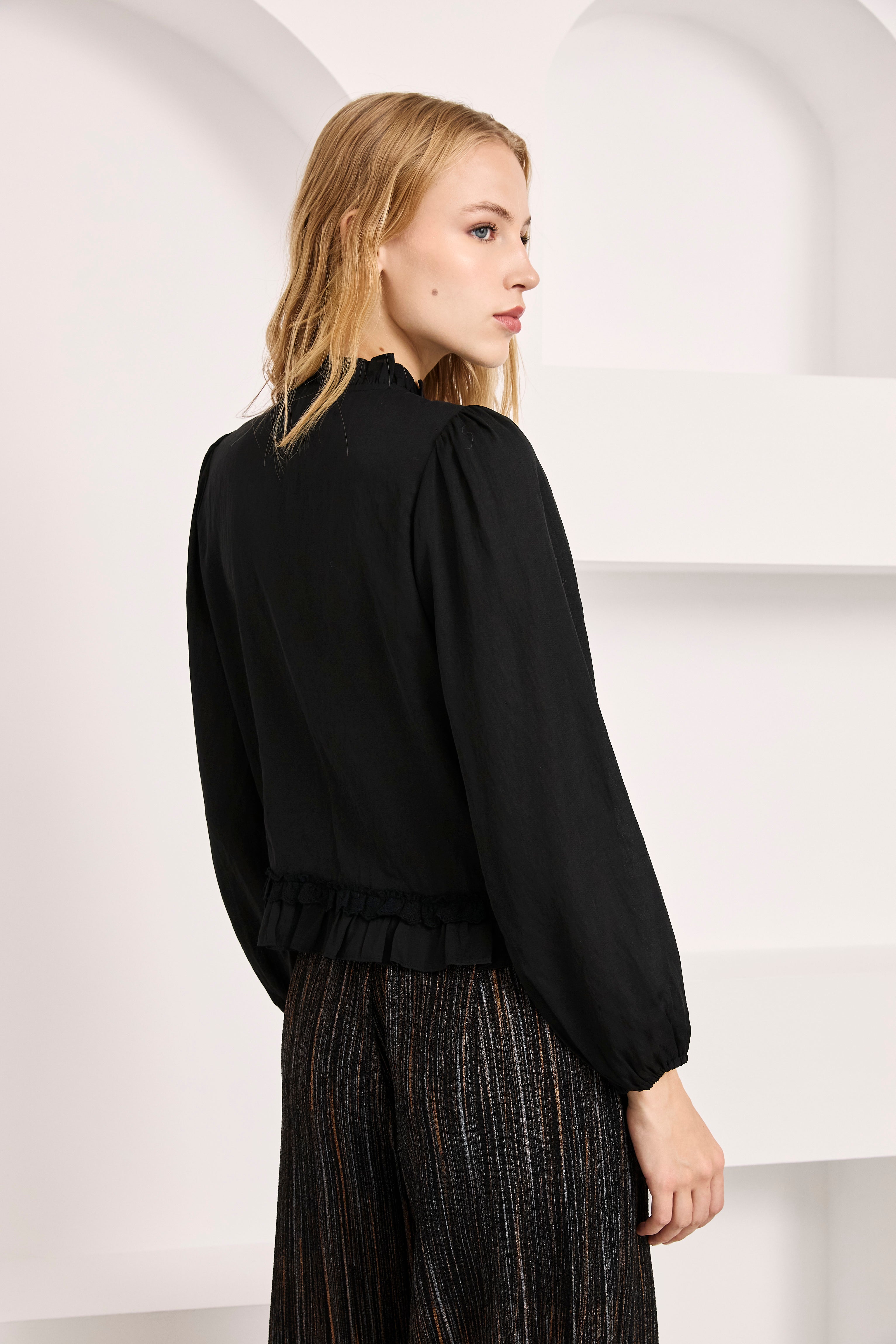 BLUSA VOLANTES Y PASAMANERÍA - NEGRO