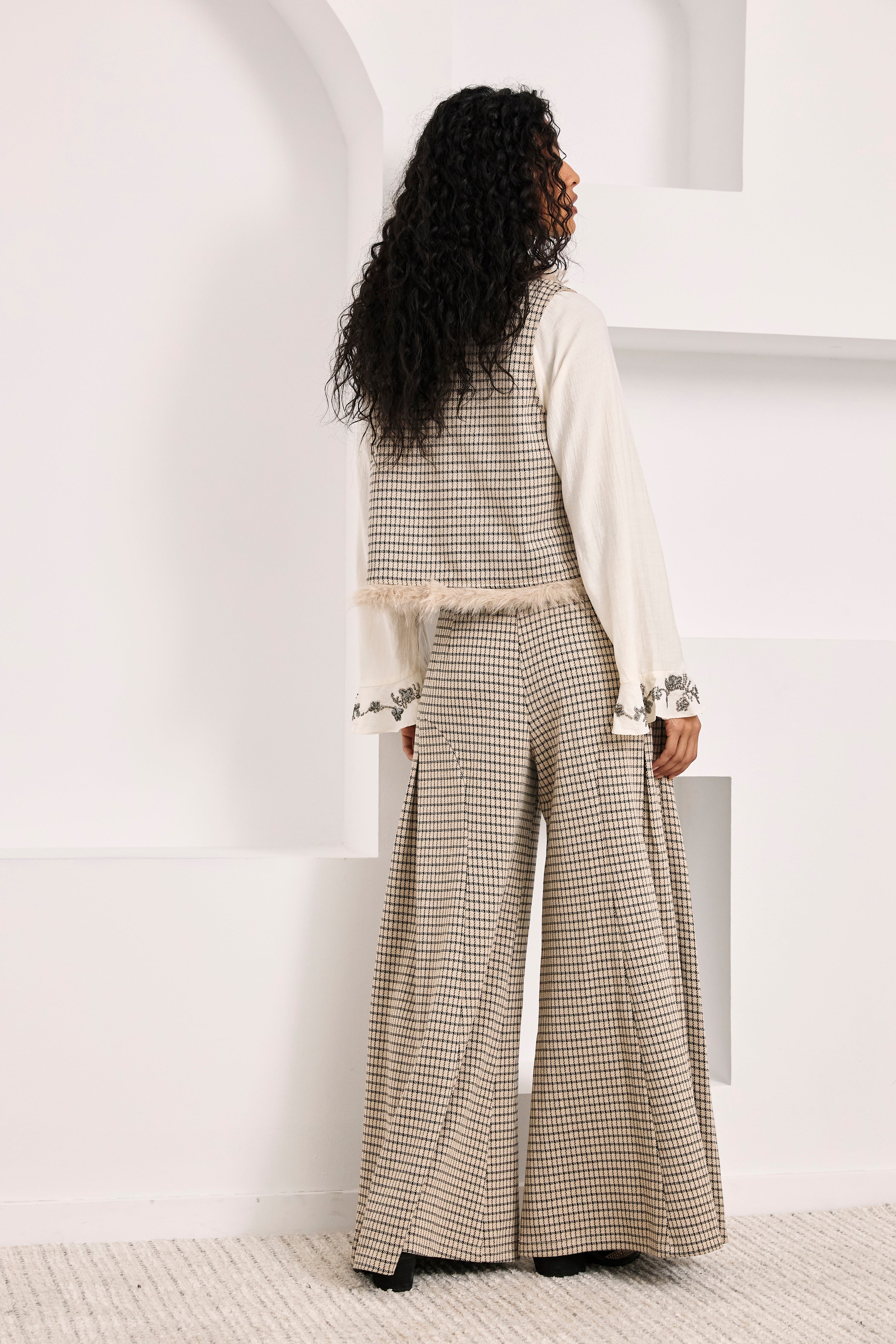 CHALECO CUADROS CON BORDADOS Y PELO - IVORY