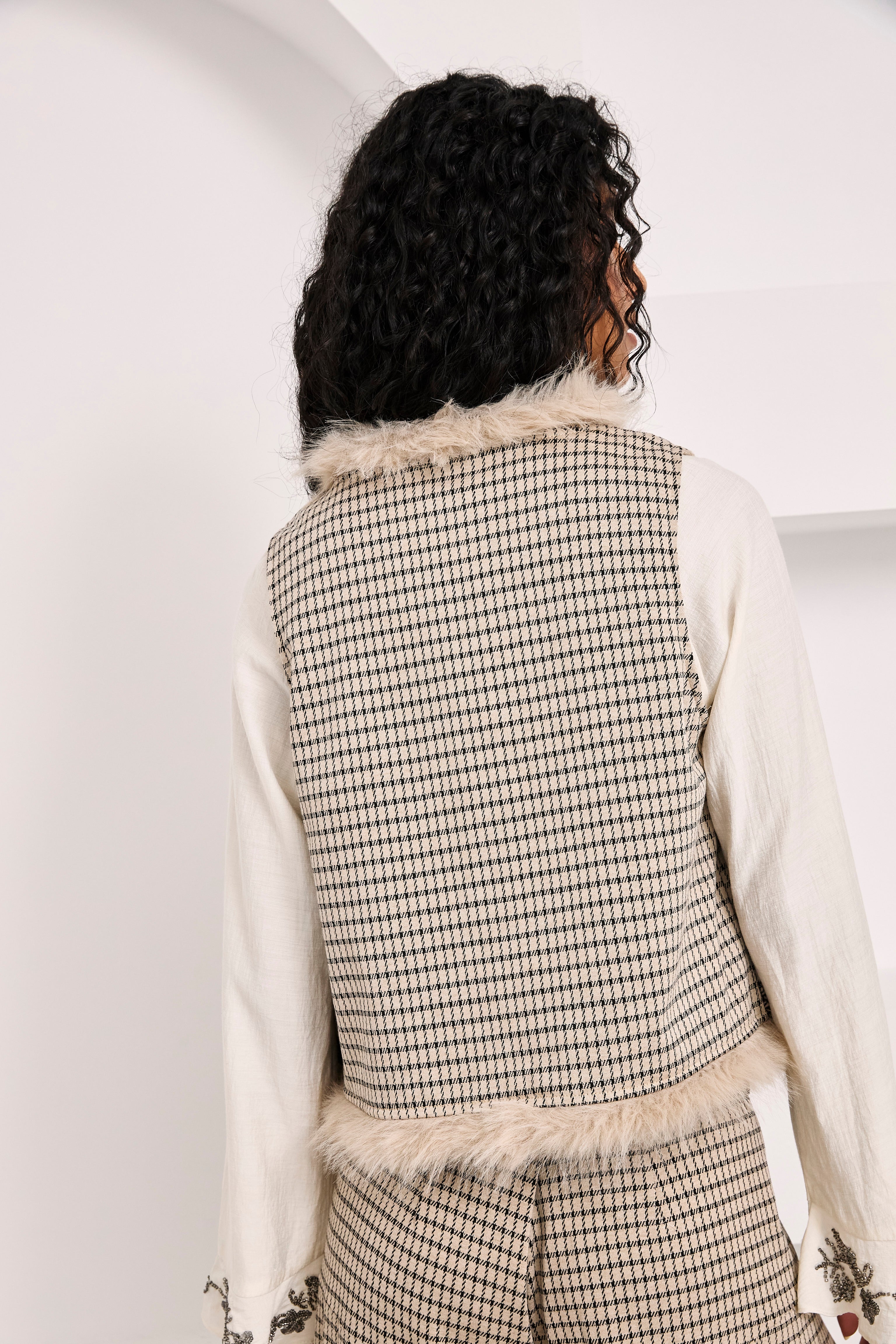 CHALECO CUADROS CON BORDADOS Y PELO - IVORY