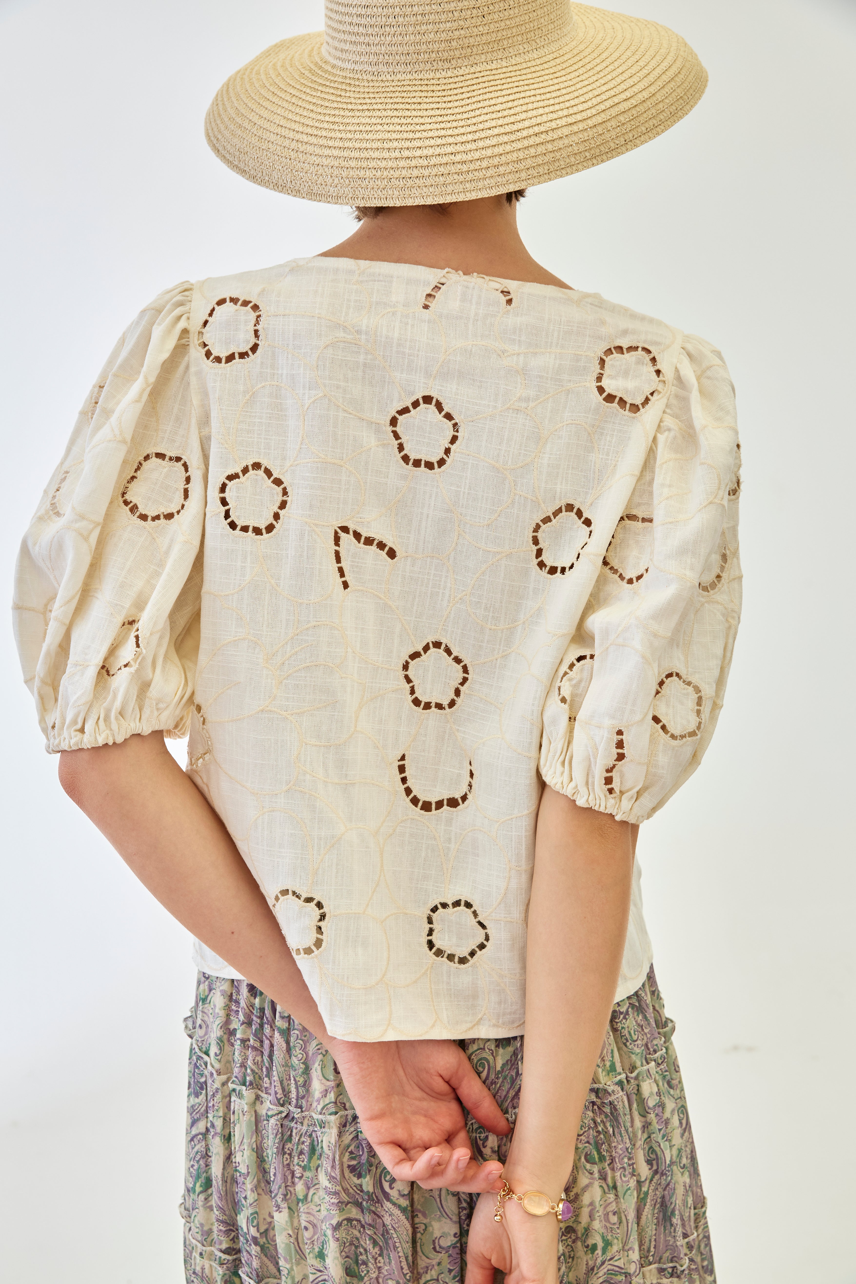 BLUSA FLORES BORDADAS CALADOS Y LAZOS - CRUDO - IVORY