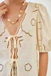 BLUSA FLORES BORDADAS CALADOS Y LAZOS - CRUDO - IVORY