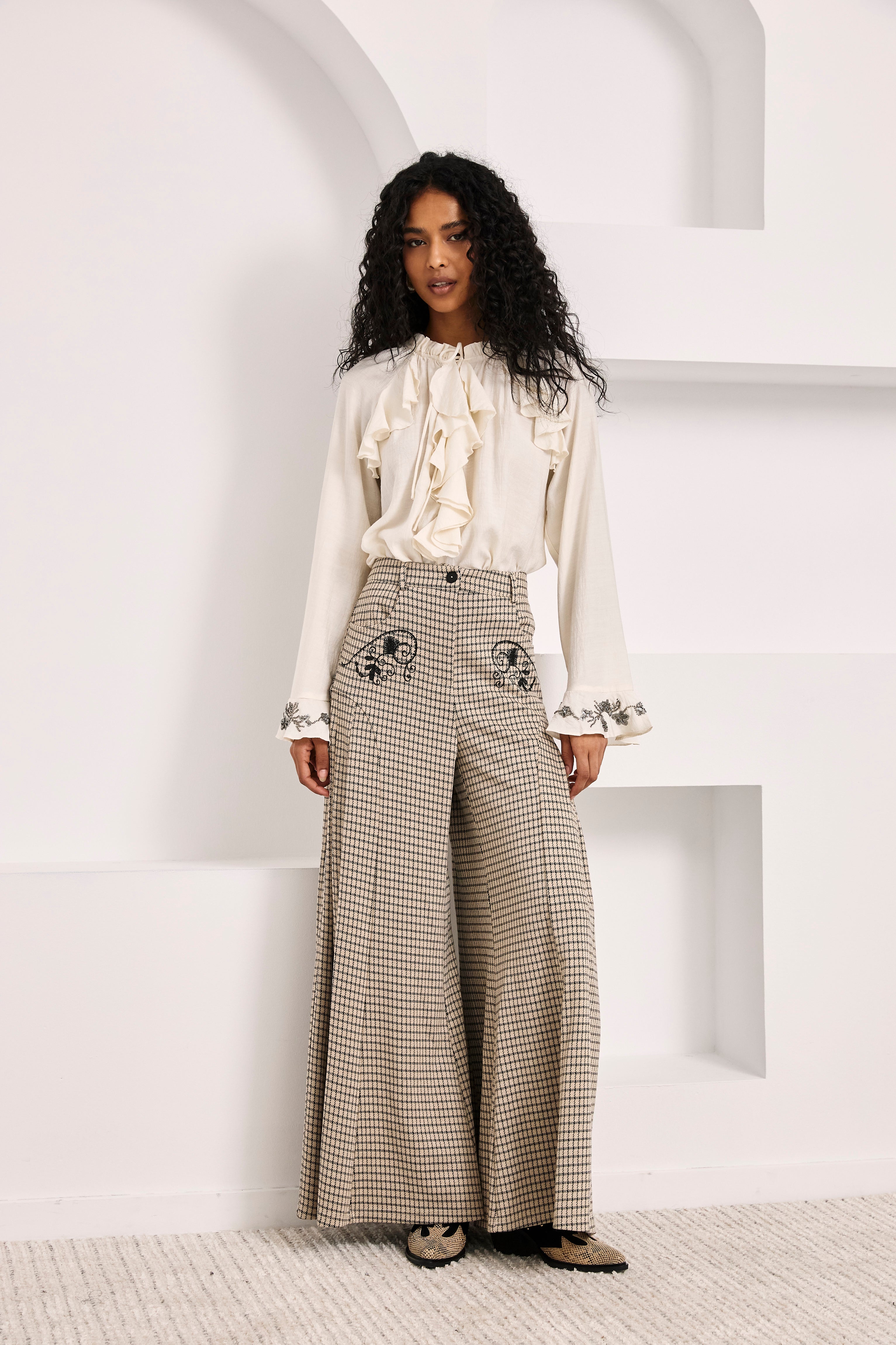 PANTALÓN PALAZZO CUADROS CON BORDADOS  - IVORY
