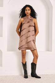 VESTIDO CAPAS VOLANTES SATINADO - CHOCOLATE