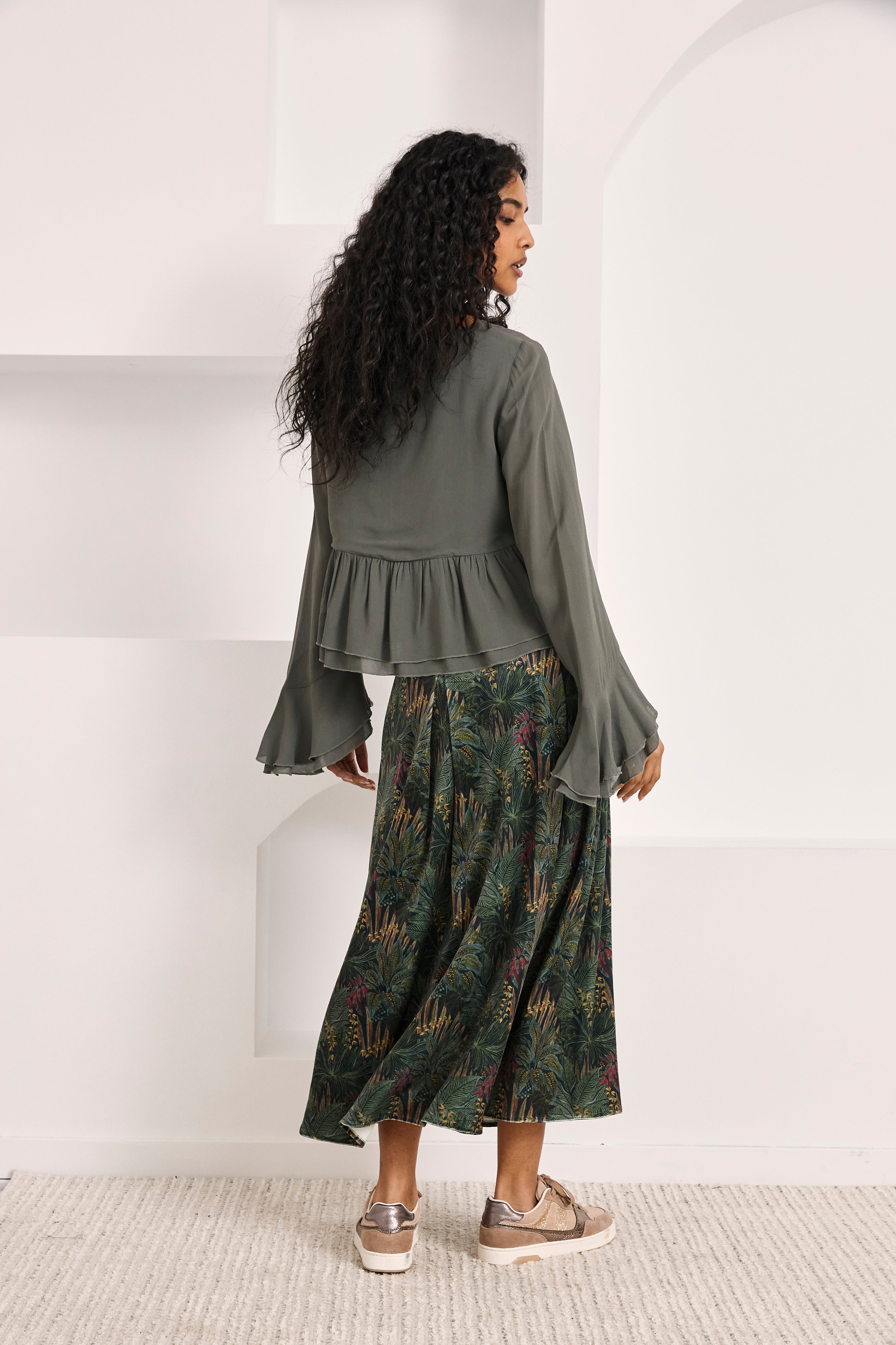 BLUSA VOLANTES Y BORDADOS - VERDE