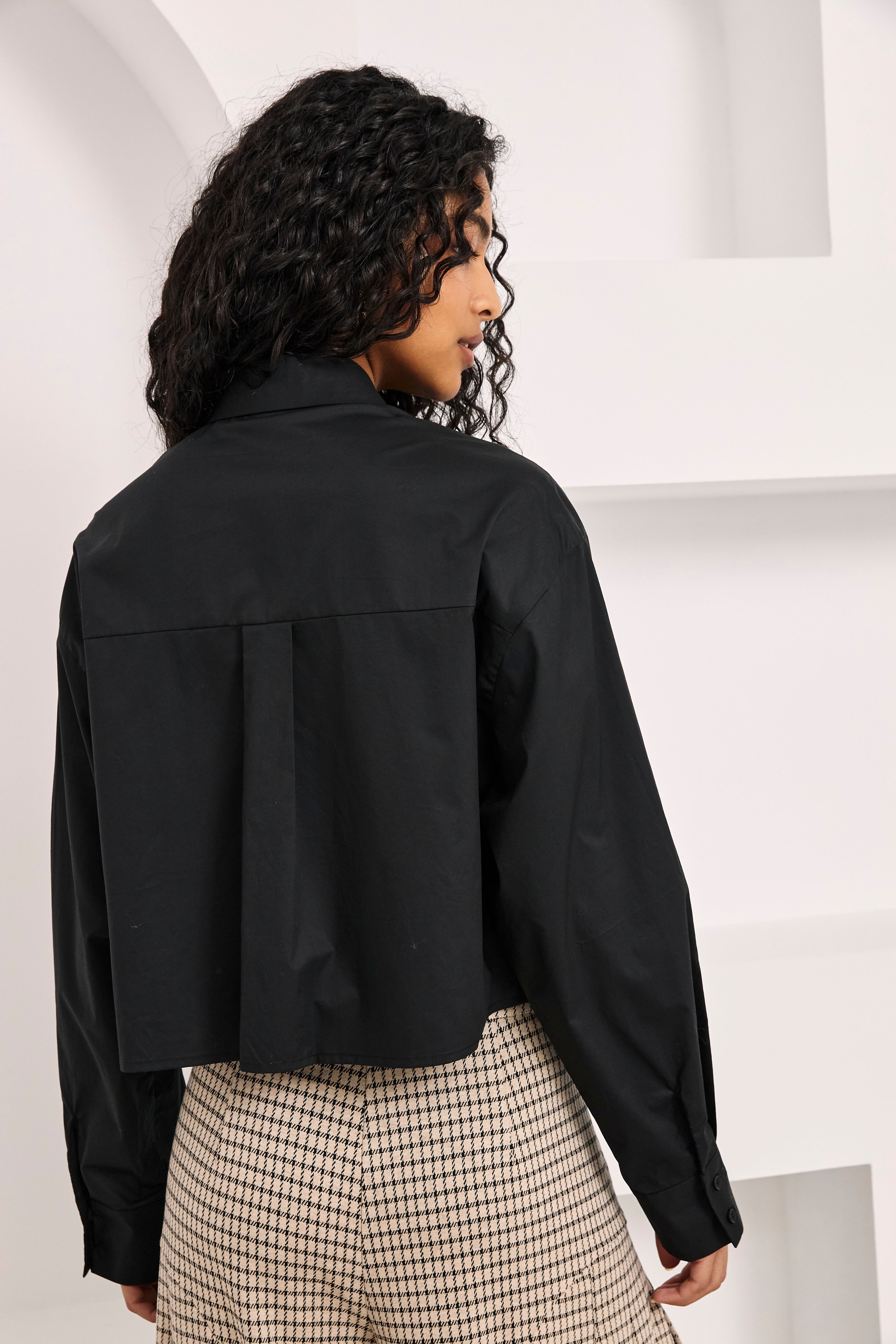 BLUSA CAMISERA VOLANTES - NEGRO