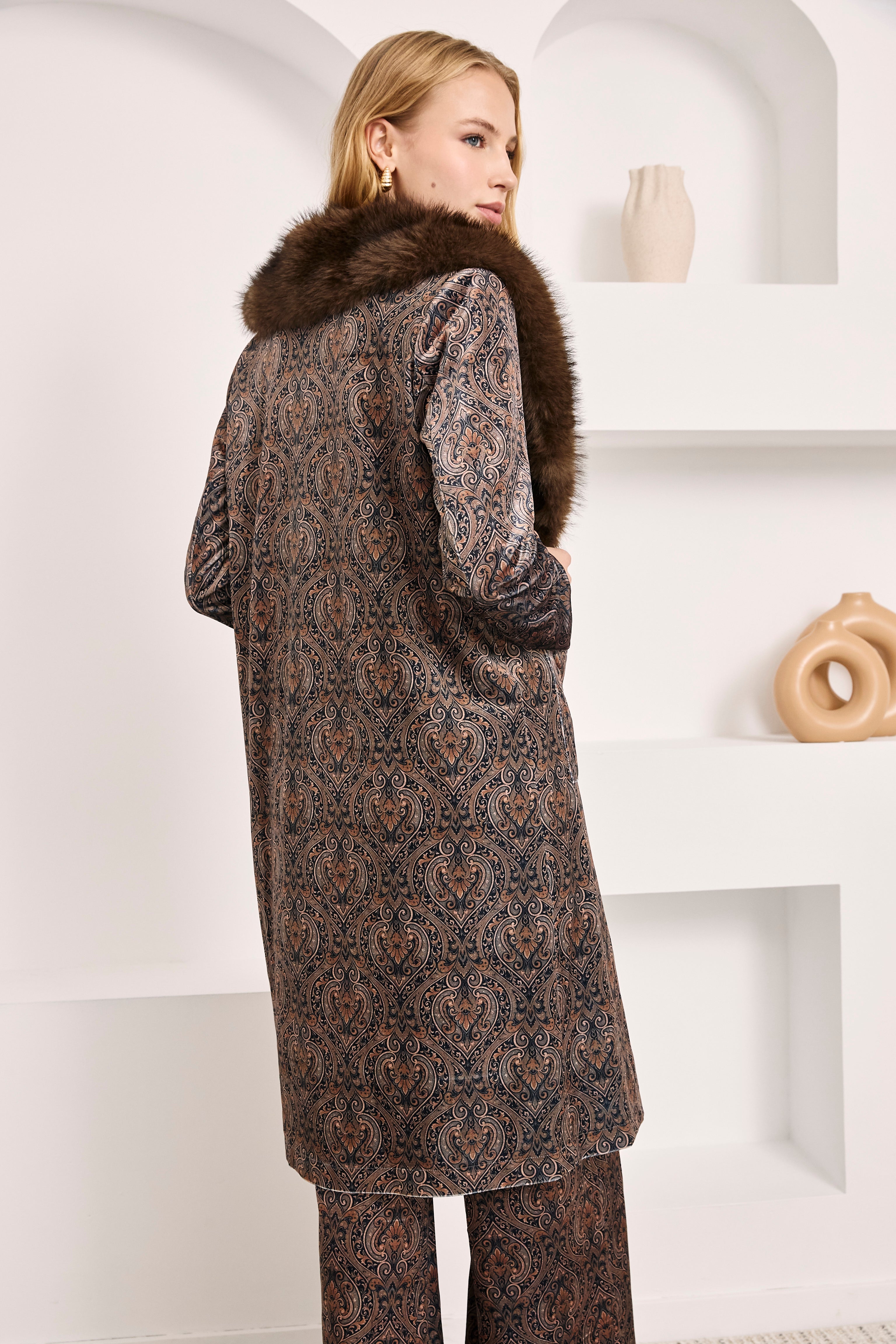 ABRIGO TERCIOPELO ESTAMPADO CUELLO PELO - CHOCOLATE