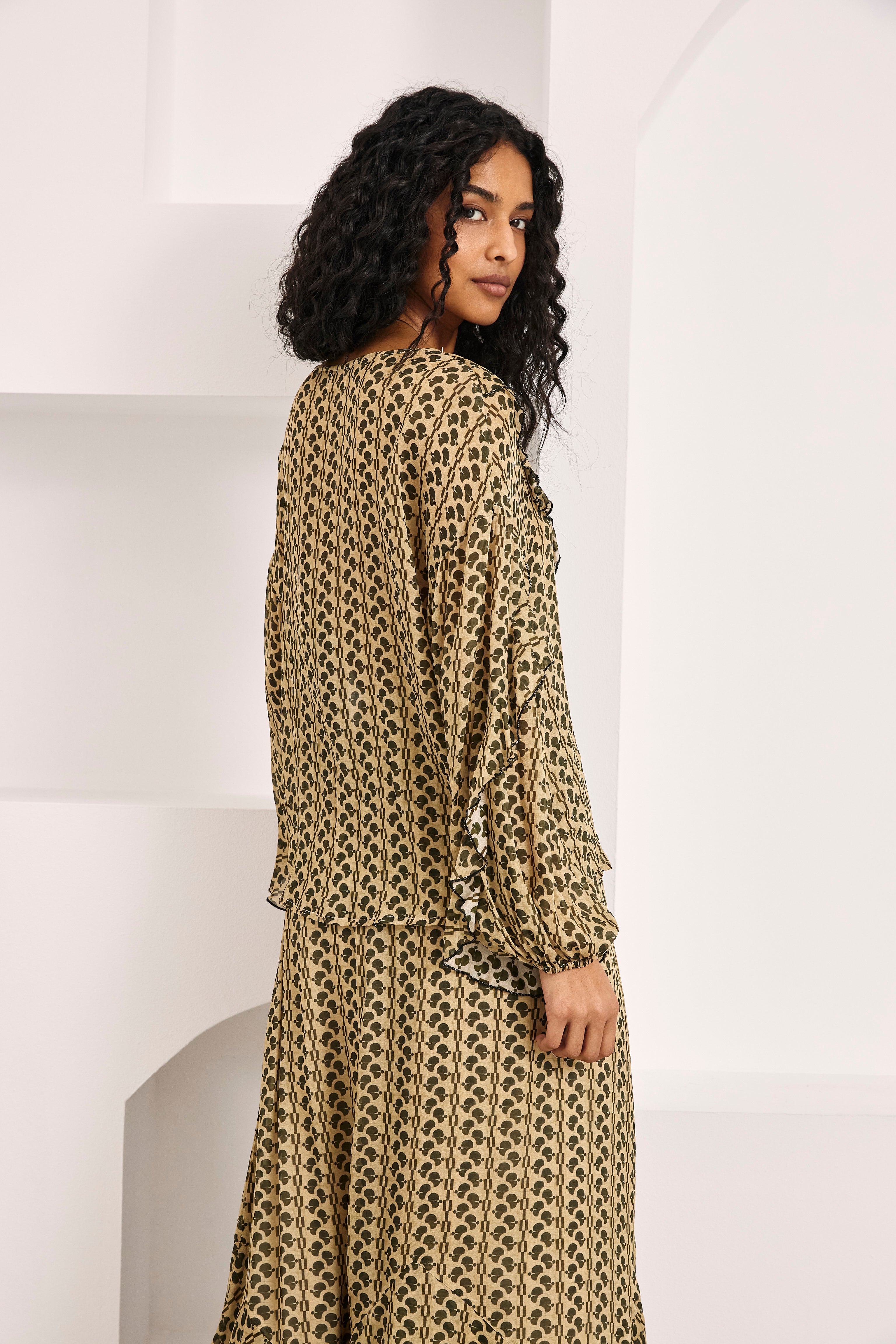 BLUSA PATTERN CENEFAS VOLANTES - CAQUI