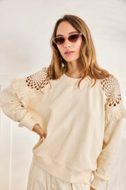 SUDADERA HOMBROS CALADOS Y FLECOS - CRUDO