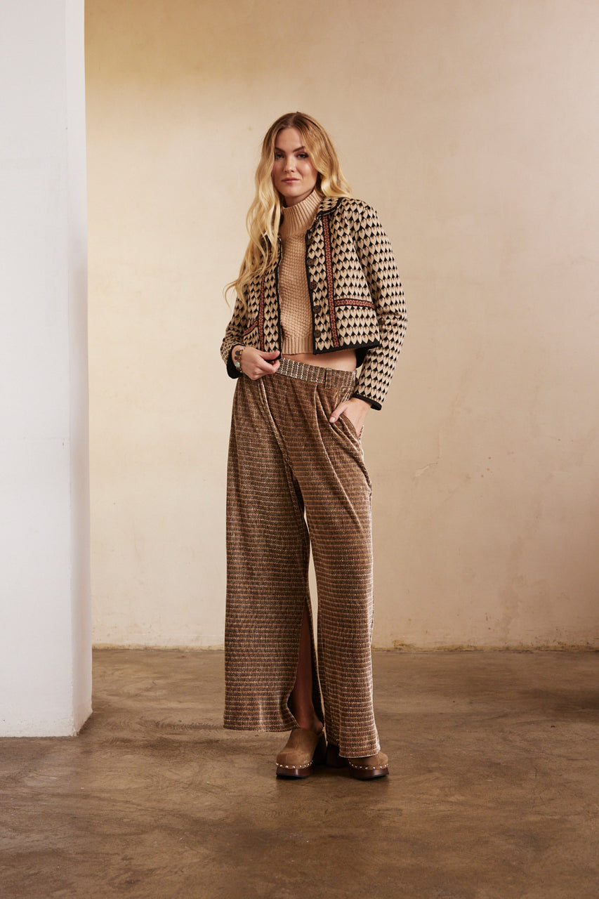 CHAQUETA CORTA EN JACQUARD - CAMEL