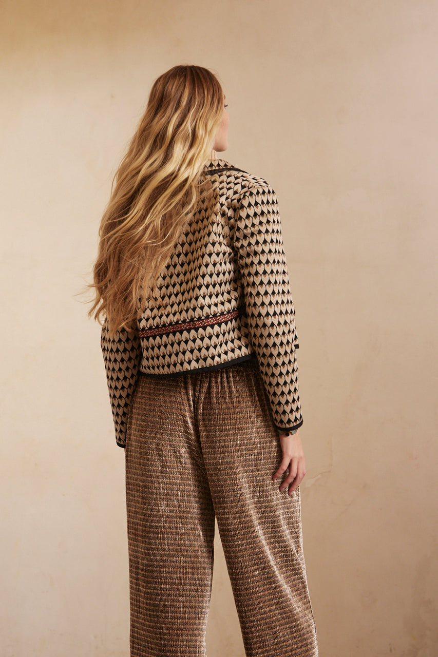 CHAQUETA CORTA EN JACQUARD - CAMEL