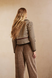CHAQUETA CORTA EN JACQUARD - CAMEL