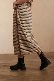 FALDA LARGA EN JACQUARD CON BOTONES EN DELANTERO - CAMEL