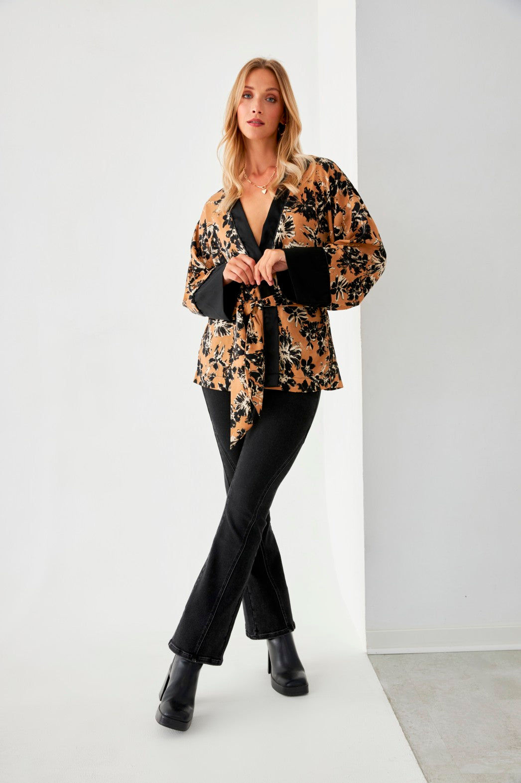 KIMONO CRUZADO FLORES - CAMEL