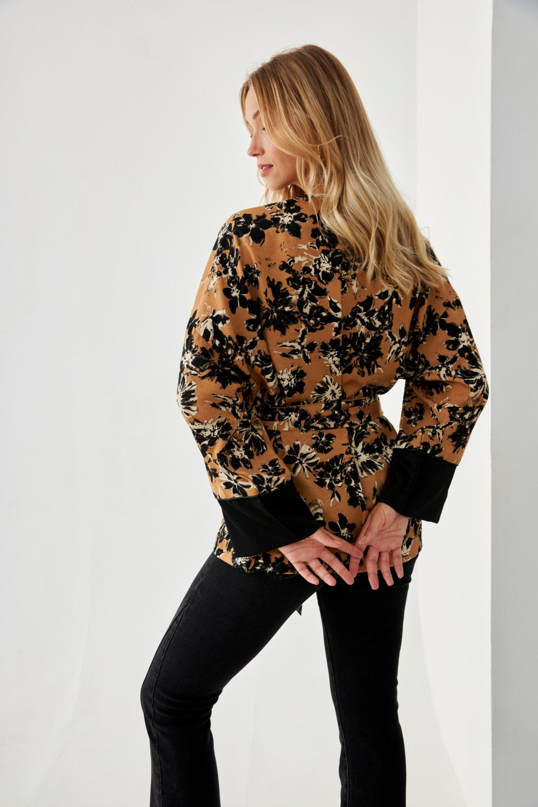 KIMONO CRUZADO FLORES - CAMEL