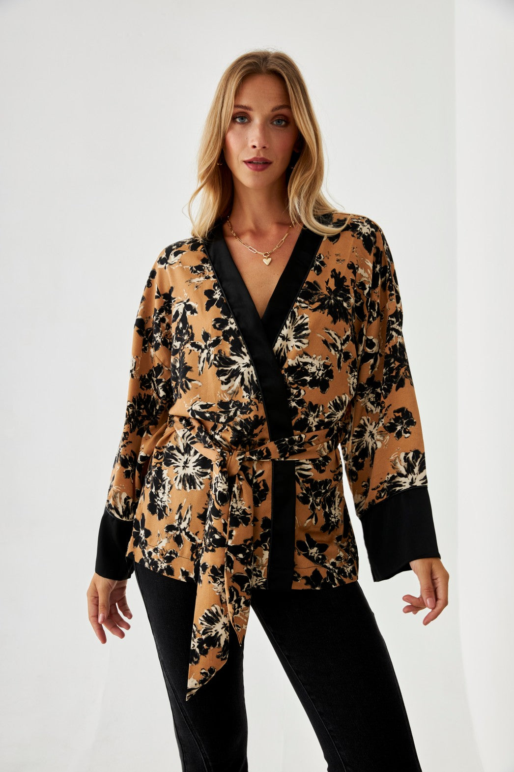 KIMONO CRUZADO FLORES - CAMEL
