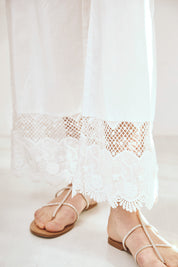 PANTALÓN RECTO BORDADO CON BLONDA - BLANCO